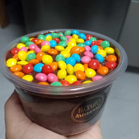 Pote de brigadeirão com confetes coloridos