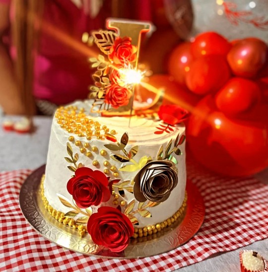 Bolo número 1 com rosas vermelhas e detalhes dourados